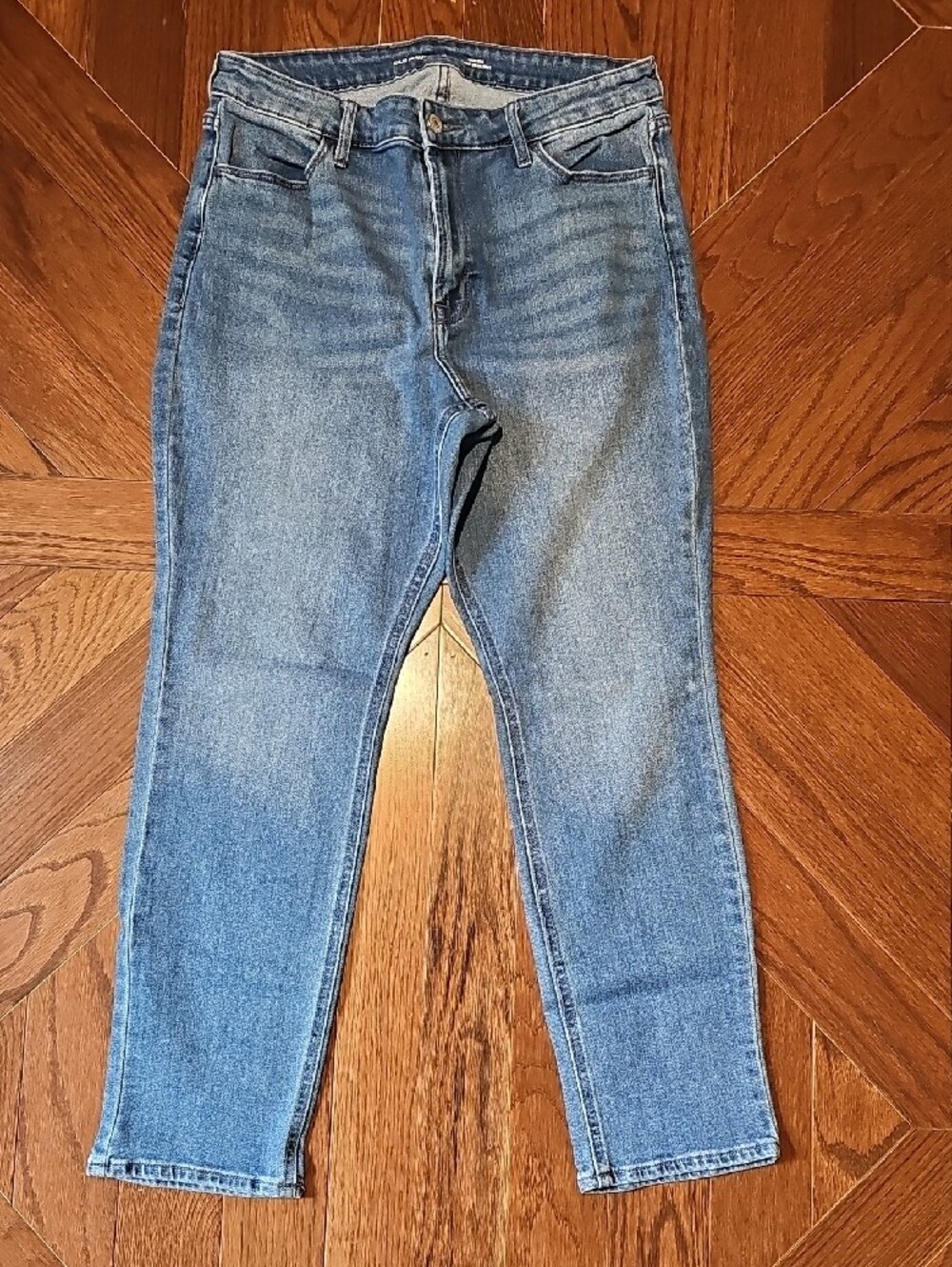 Old Navy Women’s Wow Straight Jeans in Blue Wash 12 Short